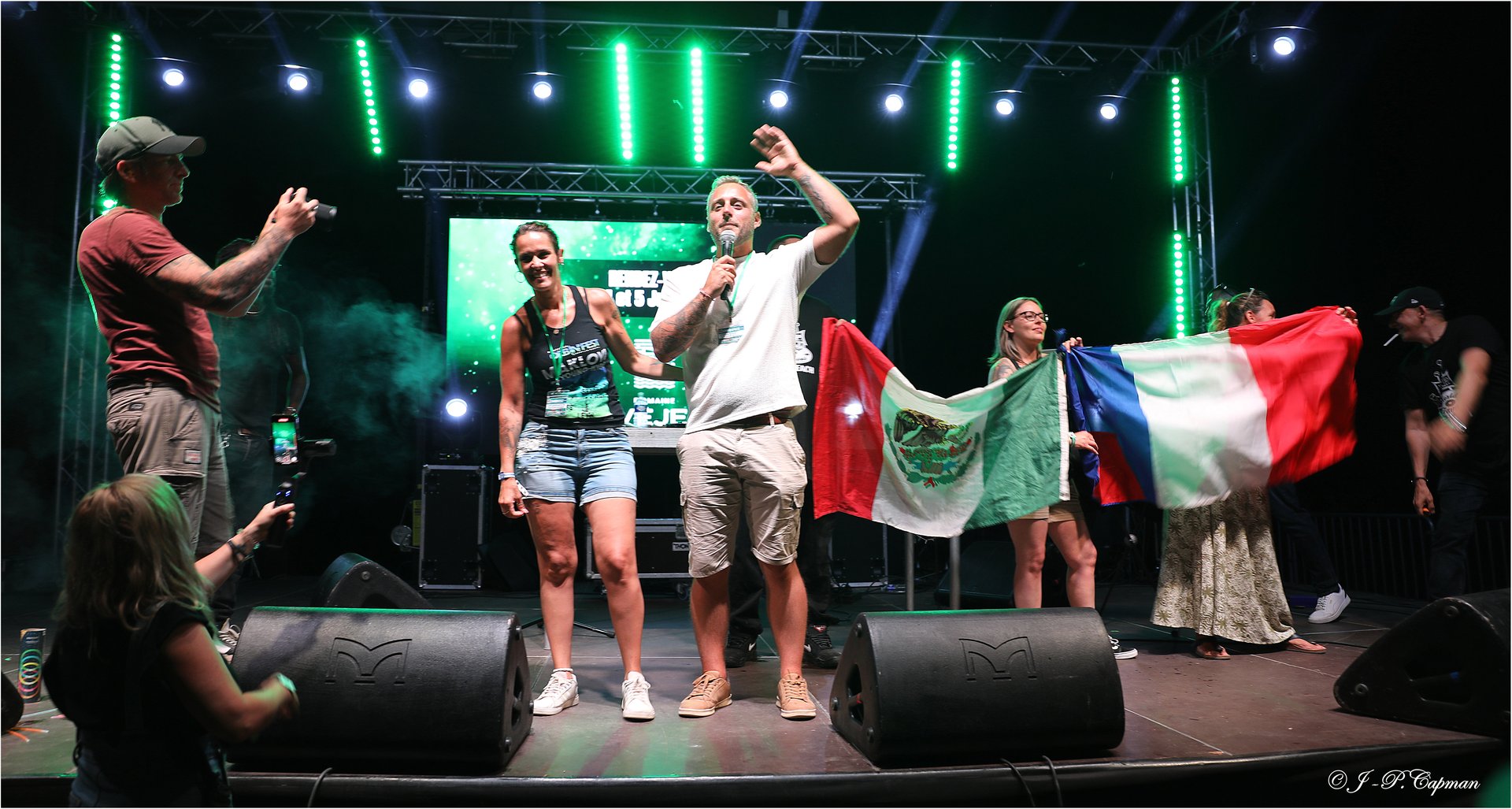 Cérémonie de clôture, drapeaux internationaux