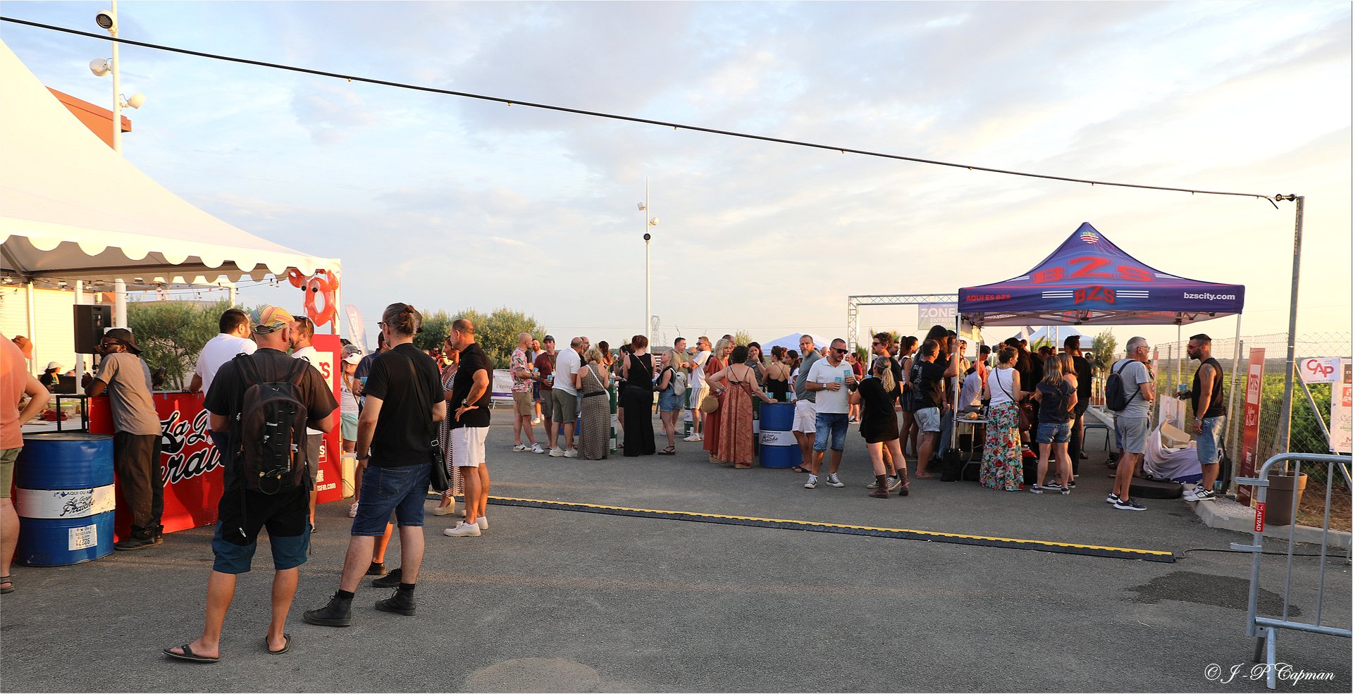 Foule au coucher de soleil