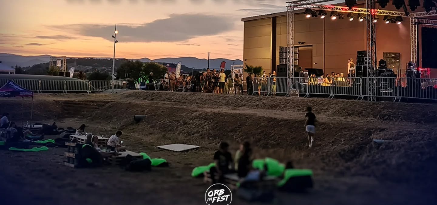 Coucher de soleil sur la scène de l'Orb In'Fest